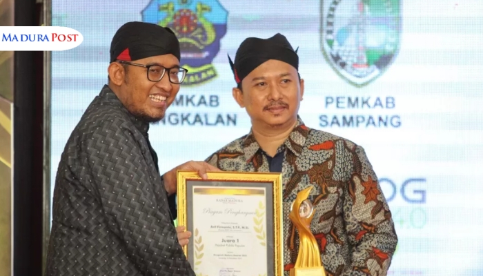 INSPIRATIF. Bupati Sumenep Achmad Fauzi Wongsojudo menyerahkan piagam dan trofi Madura Awards 2023 kategori Pejabat Publik Terpopuler I kepada Kepala DKPP Sumenep Arif Firmanto di Pendopo Agung. (Istimewa for MaduraPost)