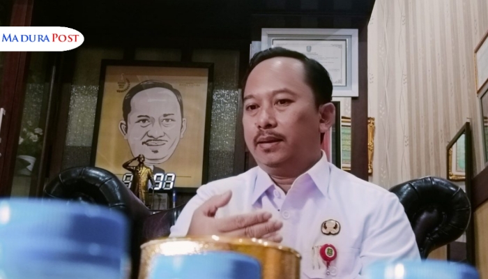 PROFIL. Potret Kepala Bappeda Sumenep, Arif Firmanto, saat berada di ruang kerjanya. (Istimewa for MaduraPost)