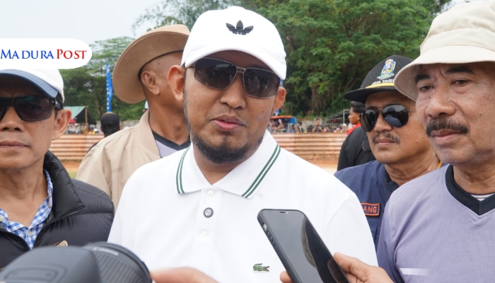WAWANCARA. Bupati Sumenep Achmad Fauzi Wongsojudo memberikan keterangan kepada awak media usai membuka Lomba Kerapan Sapi Piala Bupati Sumenep 2025 di Stadion Giling. (Istimewa for MaduraPost)