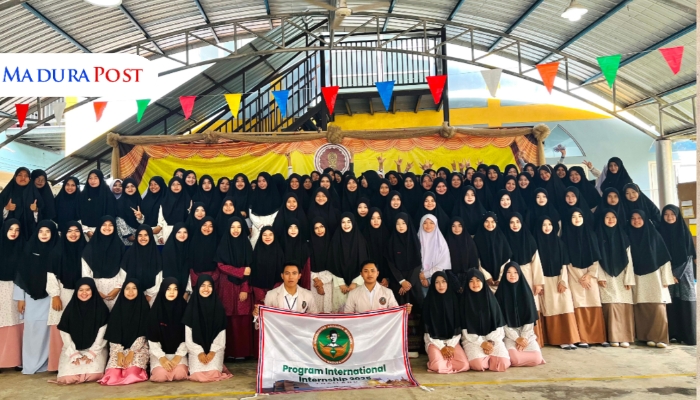PRESTASI. Mahasiswa UNIBA Madura berfoto bersama para siswi Santiwittaya School, Thailand, dalam rangkaian kegiatan sosialisasi program internasional, Jumat (20/6/2025). (Istimewa for MaduraPost)