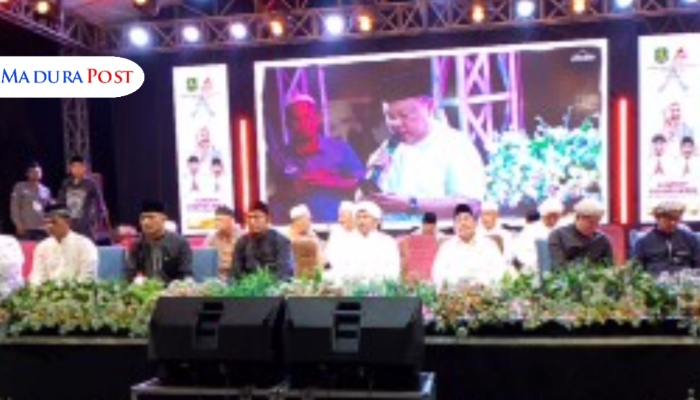 ACARA. Bupati Sumenep Achmad Fauzi Wongsojudo beserta para ulama dan tokoh masyarakat saat memimpin lantunan sholawat dalam acara 'Sumenep Bersholawat' di Pendopo Agung Keraton. (M.Hendra.E/MaduraPost)