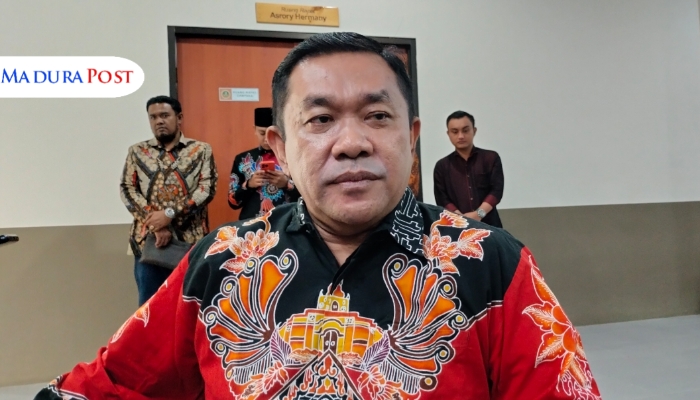 WAWANCARA. Rektor UNIBA Madura, Prof. Rachmad Hidayat, saat diwawancara MaduraPost beberapa waktu lalu di kampus setempat. (M.Hendra.E/MaduraPost)