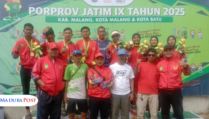 PRESTASI. Kontingen atlet Sumenep berpose usai meraih medali pada ajang Porprov Jatim IX 2025 di Malang Raya. (Istimewa for MaduraPost)