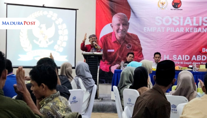 ACARA. Potret Tenaga Ahli yang mendampingi MH. Said Abdullah, yaitu Moh. Fauzi, M.Pd saat menyampaikan materi di sosialisasi Empat Pilar Kebangsaan di hadapan mahasiswa dan pemuda di Sumenep. (Istimewa for MaduraPost)