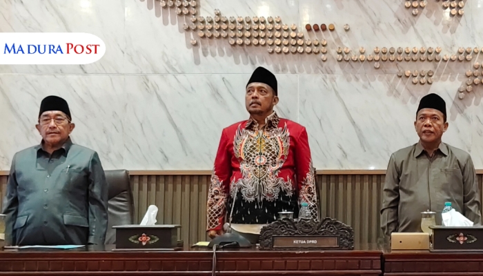 RAPAT PARIPURNA. Ketua DPRD Sumenep, H. Zainal Arifin (tengah), dalam Rapat Paripurna pembahasan empat Raperda strategis, Rabu (2/7/2025). (Istimewa for MaduraPost)