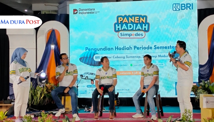 TALK SHOW. Suasana malam penuh antusiasme saat pengundian hadiah Panen Hadiah Simpedes BRI Sumenep, Sabtu (5/7/2025) malam. Potret Pimpinan BRI Kantor Cabang Sumenep, Diky Agietama (kanan kedua), Manager Bisnis Mikro Dennys Sutrisna (tengah), dan Ghafoerroer Rohim (kiri kedua). (M.Hendra.E/MaduraPost)