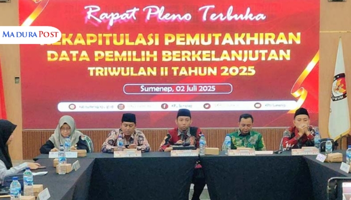 ACARA. Komisioner KPU Sumenep saat memimpin Rapat Pleno Terbuka Rekapitulasi Pemutakhiran Data Pemilih Berkelanjutan Triwulan II Tahun 2025. (Istimewa for MaduraPost)
