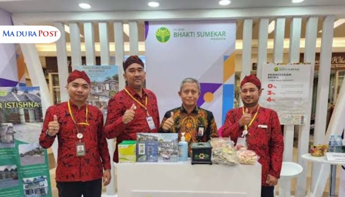 ACARA. Direktur Utama BPRS Bhakti Sumekar, H. Hairil Fajar (tengah) bersama jajaran direksi saat berpose di stan pameran layanan keuangan syariah untuk mendukung pengembangan ekonomi desa. (Istimewa for MaduraPost)