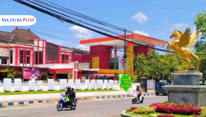 LOKASI. Tampak depan RSUDMA Sumenep dengan lanskap kota yang tertata rapi dan ikon kuda emas sebagai ciri khas. (Istimewa for MaduraPost)