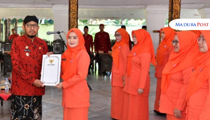 SIMBOLIS. Bupati Sumenep Achmad Fauzi menyerahkan SK Kepengurusan kepada Ketua GOW Nia Kurnia Fauzi dalam pelantikan pengurus masa bhakti 2025–2030 di Pendopo Agung Keraton. (Istimewa for MaduraPost)