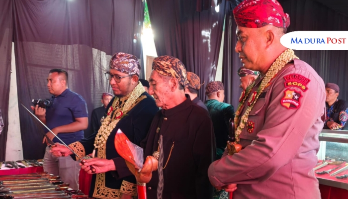 ACARA. Bupati Sumenep Achmad Fauzi saat mengikuti prosesi jamasan pusaka di Desa Aeng Tongtong, Rabu (2/7/2025). (Istimewa for MaduraPost)