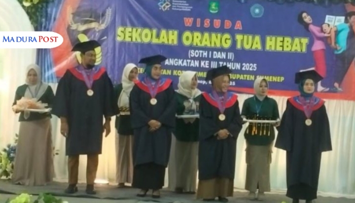 SIMBOLIS. Para peserta Sekolah Orang Tua Hebat (SOTH) resmi diwisuda dalam prosesi penuh makna di Kecamatan Kota Sumenep, Selasa (8/7/2025). (Istimewa for MaduraPost)