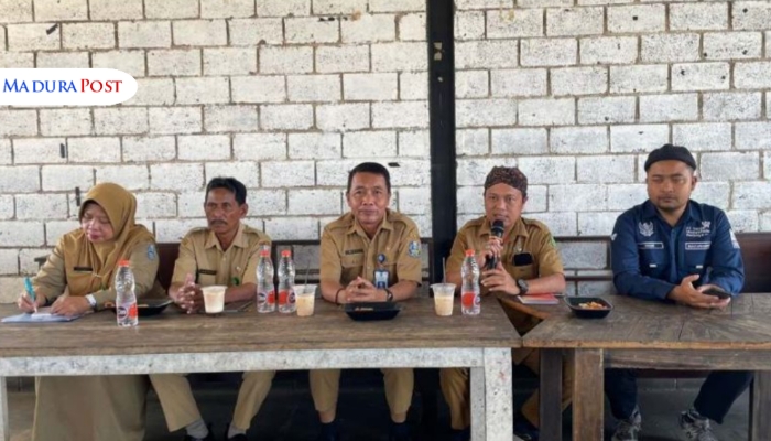 ACARA. Para pejabat Disbudporapar Sumenep bersama perwakilan Bakorwil Pamekasan saat membuka pelatihan promosi wisata berbasis media sosial di Café Ayoka. (Istimewa for MaduraPost)