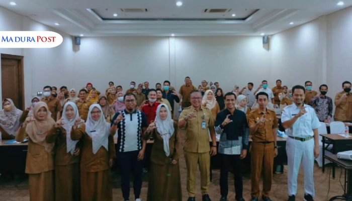 SEREMONI. Para peserta dan narasumber berfoto bersama usai pembukaan Pelatihan Tatalaksana dan Rehabilitasi Pasien Diabetes Melitus yang digelar Dinkes P2KB Sumenep di Hotel De Bagraf, Selasa (8/7/2025). (Istimewa for MaduraPost)