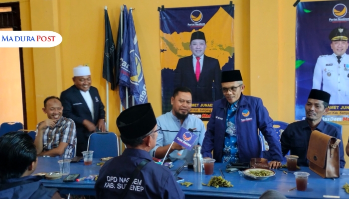 MUSYAWARAH. Potret para kader Partai NasDem Sumenep saat meresmikan Kantor Korda Madura Raya di Sumenep. (M.Hendra.E/MaduraPost)
