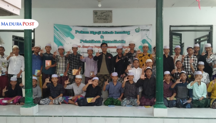 SEREMONI. Para santri Pondok Pesantren Sumber Payung As-Syukri berpose bersama usai mengikuti Pekan Ngaji Kitab Kuning dan Pelatihan Jurnalistik. (M.Hendra.E/MaduraPost)