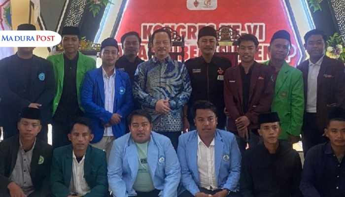 SIMBOLIS. Kepala Bappeda Sumenep, Arif Firmanto (tengah), saat berfoto bersama sejumlah anggota BEM INKADHA usai mengisi Kongres VI Aliansi BEM Sumenep. (Istimewa for MaduraPost)