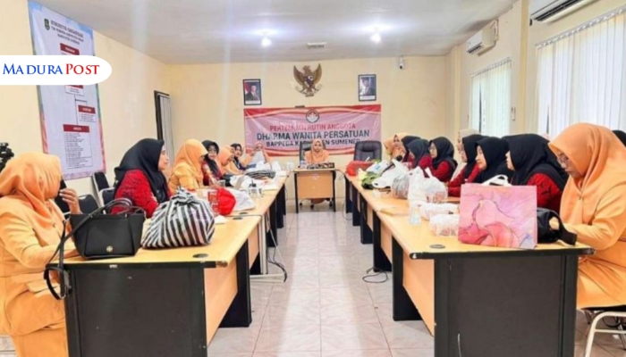 ACARA. Potret kegiatan pertemuan rutin DWP Bappeda Sumenep yang dirangkai dengan pelatihan ecoprint, Jumat (4/7/2025). (Istimewa for MaduraPost)