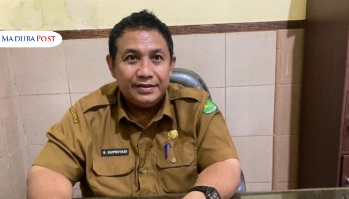 PROFIL. Kepala Bidang Bina Marga Dinas PUTR Sumenep, Salamet Supriyadi, saat berada di ruang kerjanya. (Istimewa for MaduraPost)