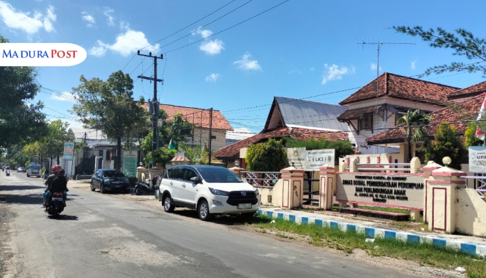 TAMPAK DEPAN. Kantor Dinsos P3A Sumenep yang berlokasi di Jalan Asoka, Nomor 10, Lingkungan Dhalem, Pajagalan, Kecamatan Kota. (M.Hendra.E/MaduraPost)