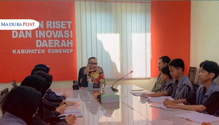 DISKUSI. Kepala BRIDA Sumenep, Benny Irawan, saat berdiskusi bersama mahasiswa terkait penguatan kolaborasi riset daerah. (Istimewa for MaduraPost)