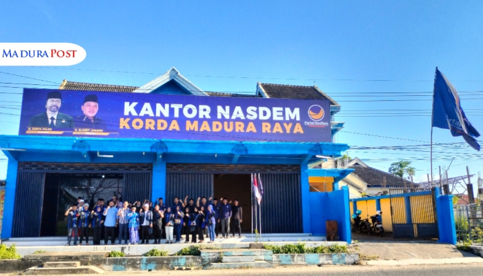 DIRESMIKAN. Para kader senior dan loyalis NasDem Sumenep saat meresmikan kantor NasDem Korda Madura Raya di Jalan Raya Jokotole, Batuan. (M.Hendra.E/MaduraPost)