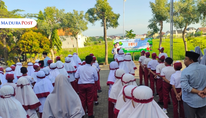 APEL. Suasana pembukaan MPLS hari pertama di SDT2Q Insan Permata Mulia Sumenep, Senin (14/7/2025). (M.Hendra.E/MaduraPost)