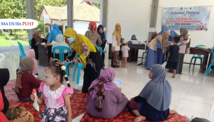 KEGIATAN. Petugas Puskesmas Dungkek saat memberikan pelayanan dan edukasi kesehatan kepada warga dalam kegiatan Posyandu di Desa Lapa Laok. (Istimewa for MaduraPost)