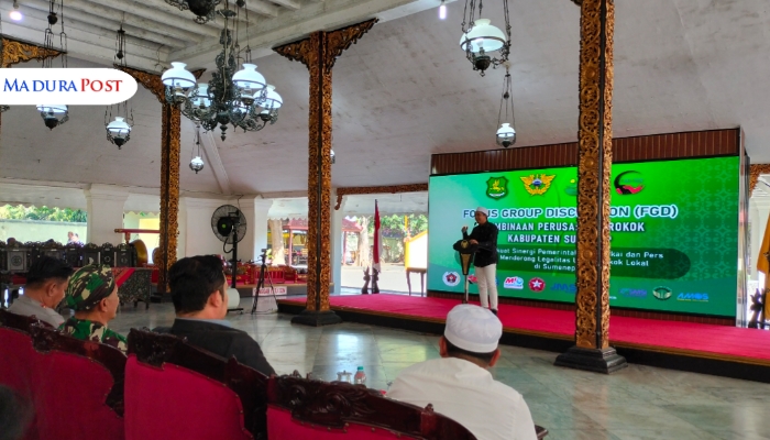 ACARA. Ketua Paguyuban Rokok Lokal Sumenep, Sofyan Wahyudi, saat sambutan dalam FGD Pembinaan Perusahaan Rokok di Pendopo Agung Keraton Sumenep. (M.Hendra.E/MaduraPost)