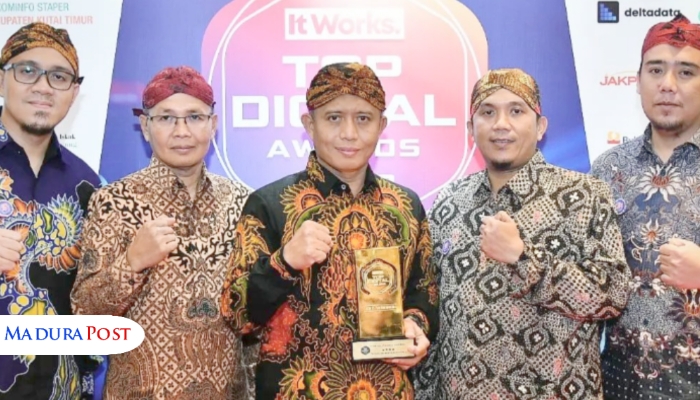 PENGHARGAAN. Potret Direktur Utama BPRS Bhakti Sumekar, H. Hairil Fajar (tengah), berikut jajaran direksi saat menerima penghargaan beberapa waktu lalu. (Istimewa for MaduraPost)