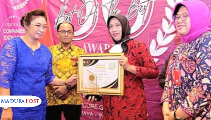 PENGHARGAAN. Direktur RSUDMA Sumenep, dr. Erliyati, saat menerima penghargaan dalam ajang Best of The Best Awards di Surabaya. (Istimewa for MaduraPost)