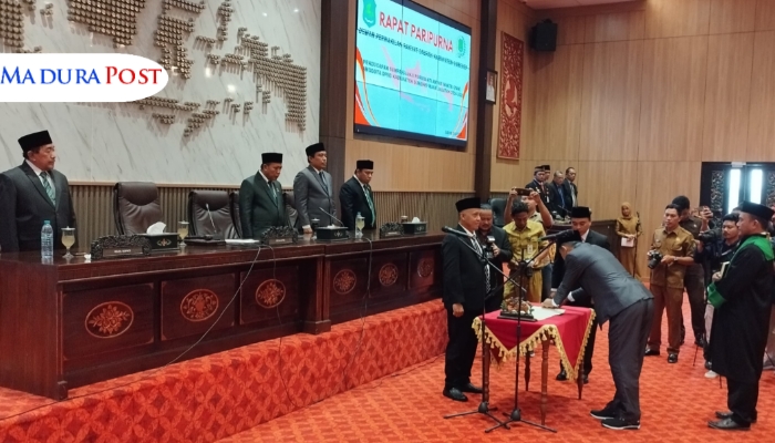 SAH. Hairul Anam menandatangani berita acara pelantikan sebagai anggota DPRD Sumenep dalam rapat paripurna di Gedung DPRD, Senin (28/7/2025). (Istimewa for MaduraPost)