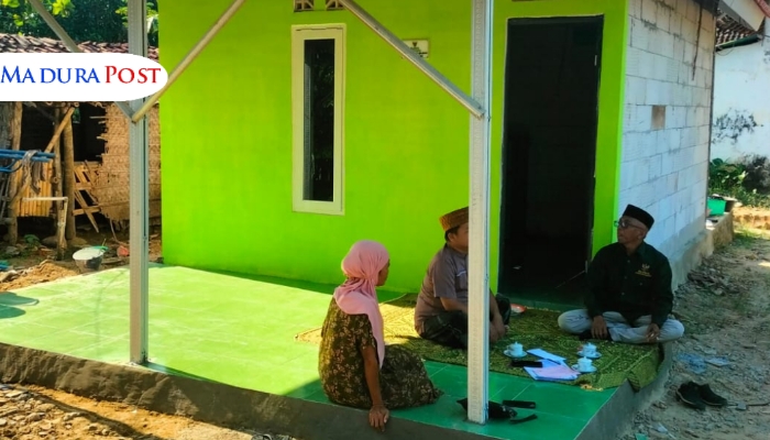BERKUNJUNG. Toriyah duduk bersama tim Baznas Sumenep di teras rumah barunya yang telah dibangun melalui program bantuan RTLH. (Istimewa for MaduraPost)