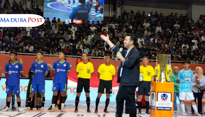 MENYAMBUT. Wakil Gubernur Jawa Timur Emil Elestianto Dardak memberikan sambutan pada pembukaan Wondr Futsal Series 2025 di Jawa Pos Arena, Surabaya. (M.Hendra.E/MaduraPost)