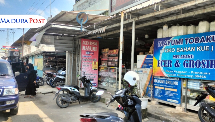 LOKASI. Tampak depan Mayumi BRIlink dan Toko Bahan Kue di Desa Pragaan Laok, Sumenep, yang melayani kebutuhan harian serta transaksi keuangan masyarakat. (M.Hendra.E/MaduraPost)