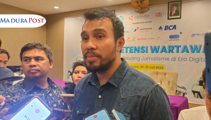 WAWANCARA. Arif Mulizar saat memberikan pemaparan terkait strategi energi bersih Pertamina dalam kegiatan UKW di Surabaya, Rabu (30/7/2025). (M.Hendra.E/MaduraPost)