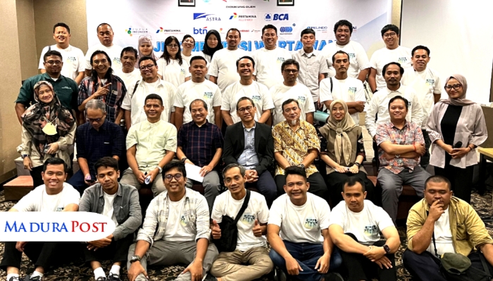 SEREMONI. Para peserta Uji Kompetensi Wartawan (UKW) LKBN Antara berpose bersama usai penutupan kegiatan di Surabaya, Kamis (31/7/2025). (Istimewa for MaduraPost)
