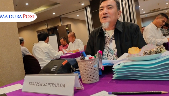 MENGUJI. Potret Erafzon Saptiyulda, redaktur Perum LKBN ANTARA, saat mengunjungi peserta UKW Madya di Surabaya. (M.Hendra.E/MaduraPost)