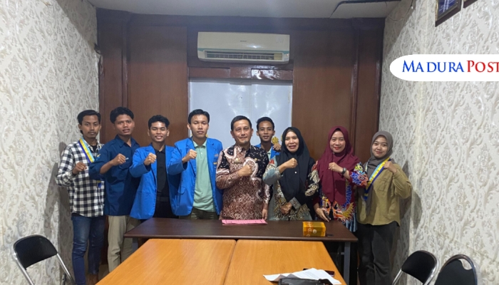 AUDIENSI. Mahasiswa PMII STKIP PGRI Sumenep berfoto bersama jajaran Dinsos P3A setempat usai audiensi terkait isu kekerasan terhadap perempuan dan anak. (Istimewa for MaduraPost)