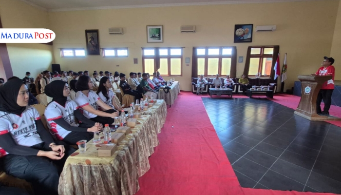 DIBERANGKATKAN. Sebanyak 92 atlet diberangkatkan ke Porsenasma V 2025 oleh Universitas PGRI Sumenep. (Istimewa for MaduraPost)