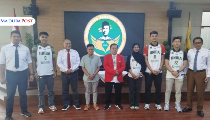 SIMBOLIS. Prosesi peluncuran dilakukan langsung oleh Ketua DPC ISSITA Sumenep, Naghfir, didampingi Rektor UNIBA Madura, Rachmad Hidayat. (M.Hendra.E for MaduraPost)