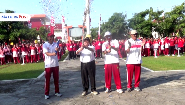 SIMBOLIS. Wabup Sumenep, Imam Hasyim (tengah kanan), bersama jajaran pejabat saat membuka rangkaian lomba HUT ke-80 Kemerdekaan RI di halaman Kantor Bupati, Senin (4/8/2025) pagi. (Istimewa for MaduraPost)