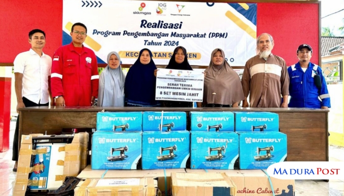 SIMBOLIS. Potret penyerahan mesin jahit PPM, kepada pelaku UMKM di Pulau Sapeken, Pagerungan Kecil, Sumenep. (Istimewa for MaduraPost)