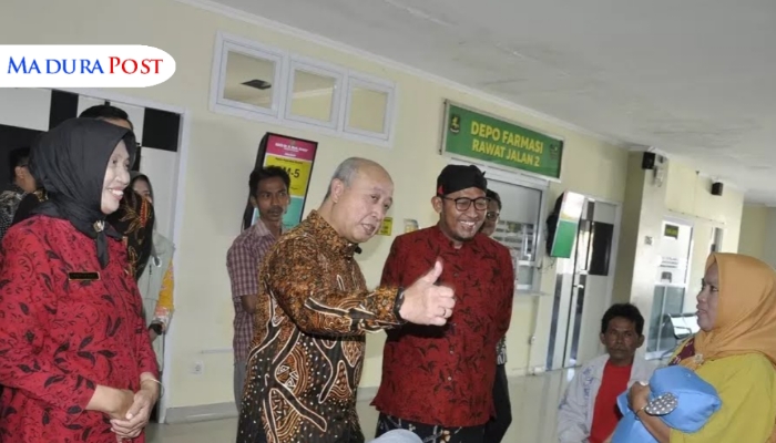 BERKUNJUNG. Potret Direktur RSUDMA Sumenep, dr. Erliyati dan Bupati Achmad Fauzi Wongsojudo, saat meninjau langsung poli terpadu rumah sakit setempat. (Istimewa for MaduraPost)