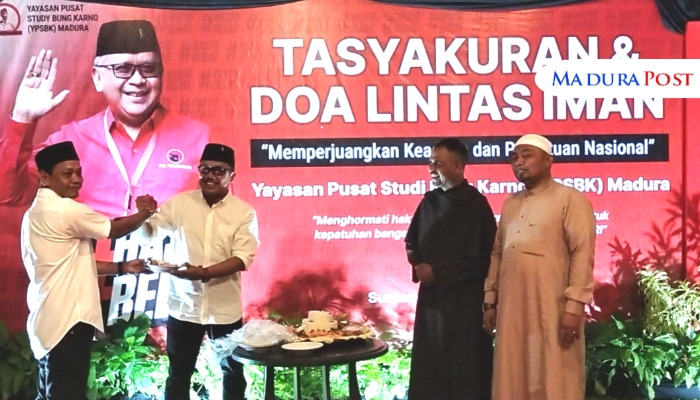 ACARA. Potret Darul Hasyim Fath, pembina YPSBK Madura, saat potong tumpeng di acara Tasyakuran dan Doa Lintas Iman di Cafe Tangan, Sumenep. (M.Hendra.E/MaduraPost)