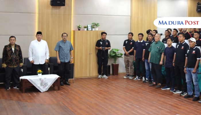 SEREMONI. Presiden Madura United, Achsanul Qosasi bersama Rektor UNIBA Madura, Prof. Rachmad Hidayat pada ceremony penerimaan empat pemain asing Madura United menjadi mahasiswa Internasional. (Istimewa for MaduraPost)