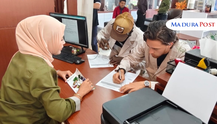MENDAFTAR. Jordy, pemain asing klub Madura United, saat melakukan administrasi pendaftaran sebagai mahasiswa internasional di UNIBA Madura. (Istimewa for MaduraPost)