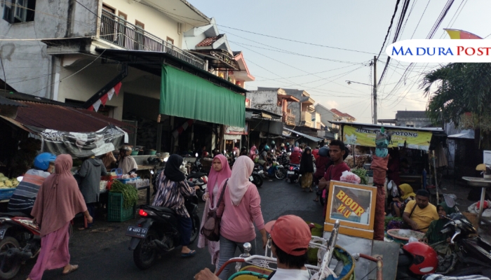 RIUH. Suasana pasar tradisional tanpa nama di belakang Masjid Jamik Sumenep, penuh warna dan kehidupan di pagi hari. (M.Hendra.E/MaduraPost)