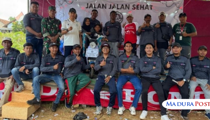 KOMPAK. Panitia dan peserta berpose bersama usai kegiatan Jalan Jalan Sehat peringatan HUT ke-1 Taruna Muda Desa Pamolokan, Kecamatan Kota, Sumenep. (Istimewa for MaduraPost)
