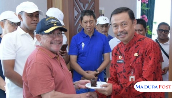 SIMBOLIS. Wabup Sumenep, Imam Hasyim, memberikan ucapan selamat kepada Sekretaris Daerah (Sekda) Sumenep, Edy Rasyadi, yang merayakan ulang tahun ke-60. (Istimewa for MaduraPost)